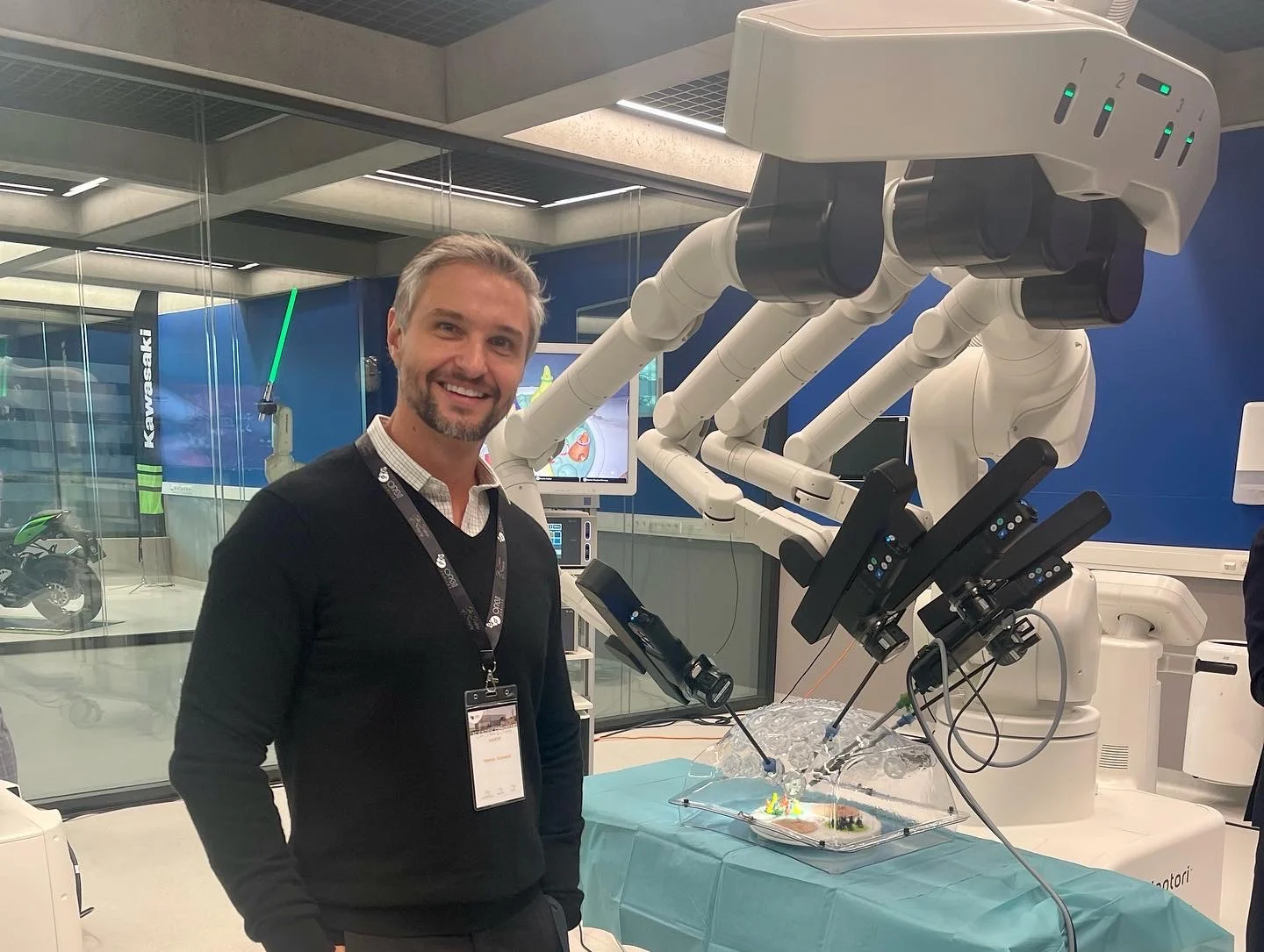 Dr. Marco Antônio Corsetti ao lado do robô cirúrgico Da Vinci