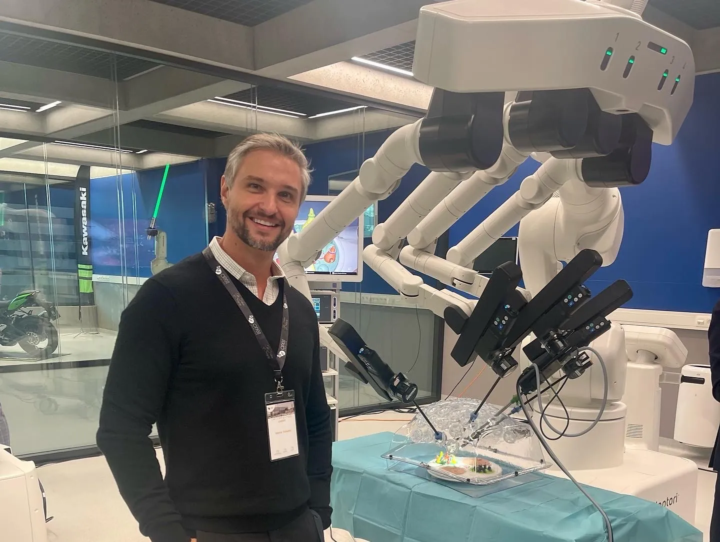Urologista Cirurgia Robótica RJ — ao lado do robô Da Vinci